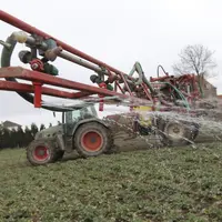 Epandage d'azote liquide sur une culture de colza. Fertilisation. Fertilisant. Besoins des plantes cultivées. Tracteur et