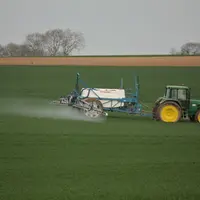 Application d'un produit phytosanitaire sur blé.