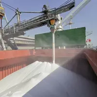 Chargement d'un bateau d'engrais azotés (urée)