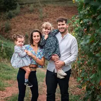 <em class="placeholder">Famille Battitt Crouspeyre, parents et enfants au milieu des vignes</em>