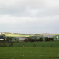 Terres et bâtiments agricoles.