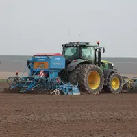 Implantation des céréales. semis enrobé d'orge de printemps avec un semoir 27 rangs de marque Lemken Solitair 9.  tracteu