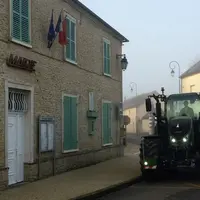tracteur devant la mairie de Vaux-sur-Eure (27120)