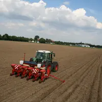 Semis de maïs en cours de réalisation dans une parcelle.
