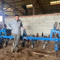 <em class="placeholder">agriculteur devant sa bineuse</em>