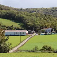 Chemin goudronné entre parcelles agricoles
