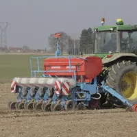 Agriculteur dans un tracteur procédant au semis de betteraves sucrières