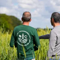 Un technicien de Milpa échnage avec un agriculteur partenaire.