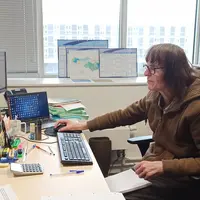 Un agent de la DDT et un agriculteur devant un PC.