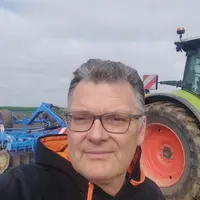 <em class="placeholder">Samuel Feugère, agriculteur dans l'Eure, portrait devant son tracteur</em>
