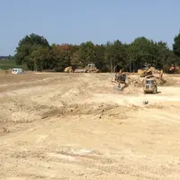 Chantier de création d'une retenue collinaire.