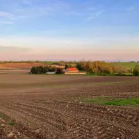 Paysages avec des parcelles venant d'être semées.