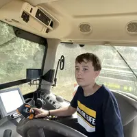 Adolescent au volant d'un tracteur