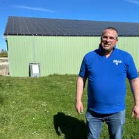 <em class="placeholder">Samuel Rouilleaux devant son bâtiment de stockage du grain avec une toiture photovoltaïque à Montangon dans l'Aube.  Avri