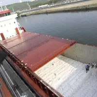 Chargement d'un bateau de sucre en sac de 50 kg.