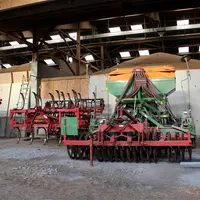 hangar agricole. entrepôt de matériel et stockage du grain à la ferme. silos. silo. récolte de céréales. machines agricoles. é