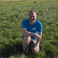 Florian Royer, agriculteur dans la Marne dans son champ de ray-grass