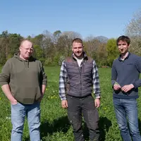 2 agriculteurs bio et un conseiller dans une parcelle de luzerne