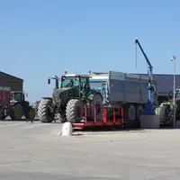 Bennes arrivant à la coopérative.