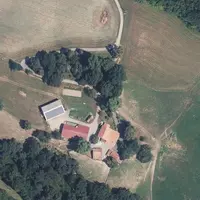 Vue aérienne d'une ferme ayant plusieurs bâtiments agricoles non contigus