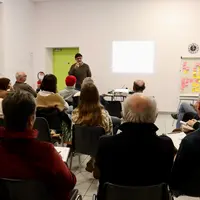 Dominique Lataste exposant les facteurs psycho-sociaux à accompagnateurs de transmission et à des acteurs politiques territoriaux lors d’une formation
