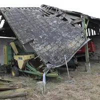 Bâtiment agricole écroulé suite à des intempéries.