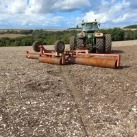 Tracteur équipé d'un rouleau pour rappuyer le sol.