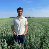Antoine Martin, agriculteur à Pouillé en Vendée dans son champ de blé