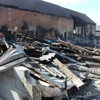 Bâtiments agricoles dévastés après un incendie. sinistre. indemnisation assurances. dégâts du feu