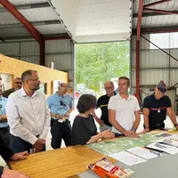 <em class="placeholder">Guillaume Dubourg, au côté de la préfète Sophie Brocas, des pompiers et des gendarmes, le 31 juillet sur sa ferme à Cestas. </