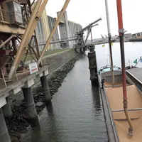 Chargement d'une péniche avec du blé dans le terminal portuaire Senalia de Rouen. Transport fluvial et maritime des matiè