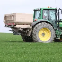 <em class="placeholder">Epandage d'engrais azoté en granule sur une parcelle de blé.</em>