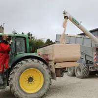 <em class="placeholder">Epandage d'engrais azoté en granule sur une parcelle de blé.</em>