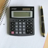<em class="placeholder">Calculatrice et stylo posé sur un cahier</em>