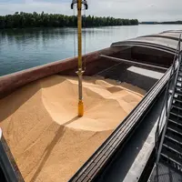 Péniche en chargement.