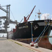 navire à quai au port de La Rochelle