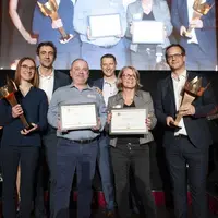 Ludovic Knysz (au premier plan, au centre) entre les vainqueurs Mg2+ aux Rois de la Supply Chain 2020. © Emilie Burgat / Pixel6TM pour ...