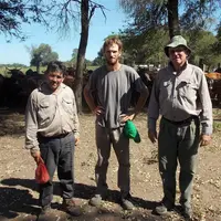 De gauche à droite : Carlos Ruiz, chargé de troupeau, Julien Listello et son père Sergio Listello, chef de l'exploitation.