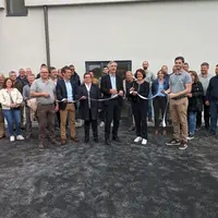 Personnel de la minoterie de Courçon inaugurant le nouveau moulin
