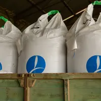 sacs d'engrais en big bags sous un hangar agricole en 2020