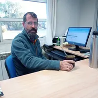 Portrait de Gonzalo Rodera, conseiller au sein de la Coopérative agricole de Tres Arroyos, assis à son bureau