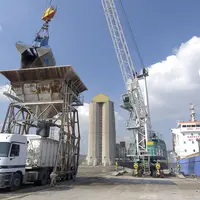 Déchargement d'un bâteau d'engrais TSP (Triple super phosphate) en provenance de Sfax (Tunisie)