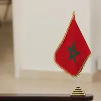 Drapeau du Maroc posé sur un bureau.