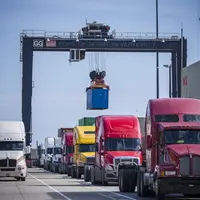 File de camions sur le site portuaire de Houston aux Etats-Unis.