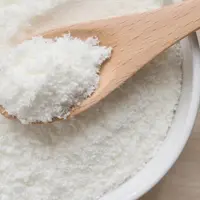 Bol de maltrodextrine avec une cuillère en bois.