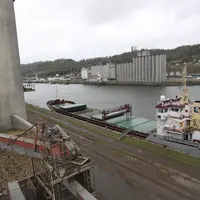 navire à quai devant des silos de grains de Sénalia sur le port de Rouen.