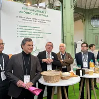 Claude Tabel (UFS), Albert Mathieu (CFSI - Sifpaf), Benoît Piétrement, Jacques Mathieu et Frédéric Gond (Copil blé dur) sur le stand d'Intercéréales à
