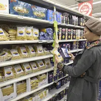 Consommatrice achetant des pâtes dans un supermarché