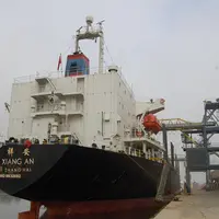 Chargement de céréales dans un bateau