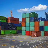 Des conteneurs maritimes posés sur le quai d'un port.